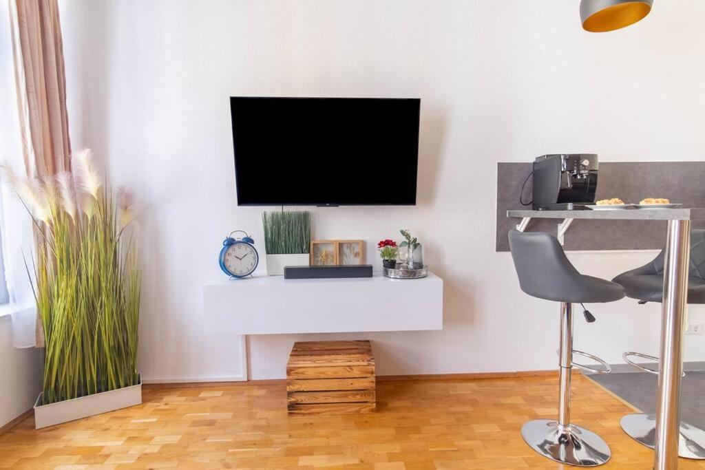Apartment Working Place, Netflix, 4k Tv, Heart Of *