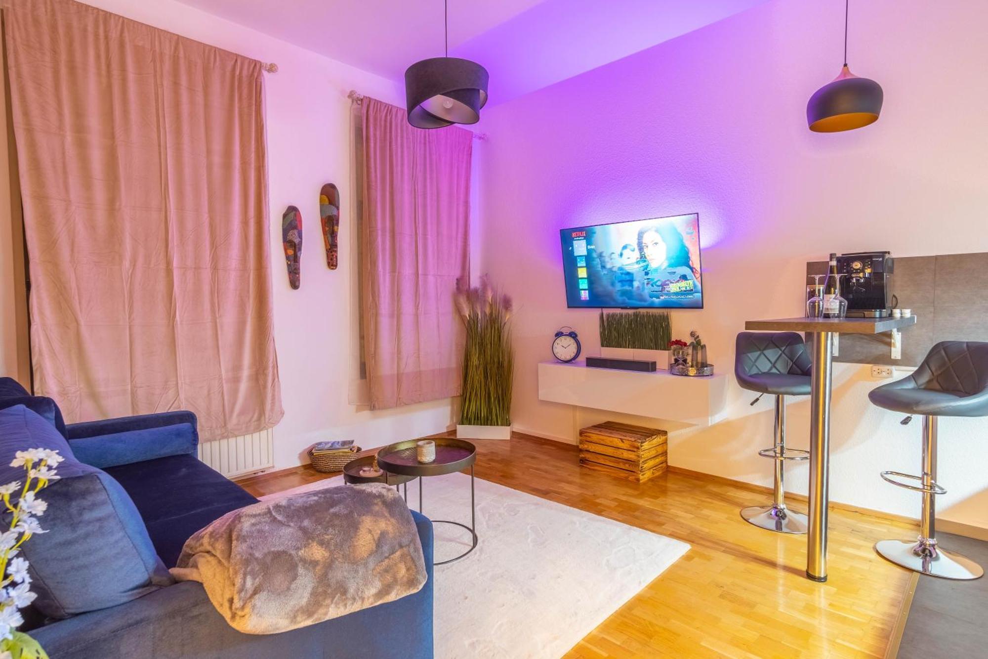 Working Place, Netflix, 4k Tv, Heart Of Apartment *